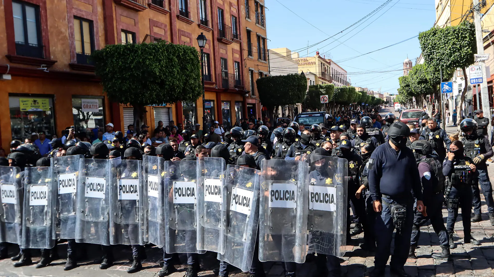 1A 1 MC_MANIFESTACION POLICIAS COMERCIANTES INDIGENAS 1